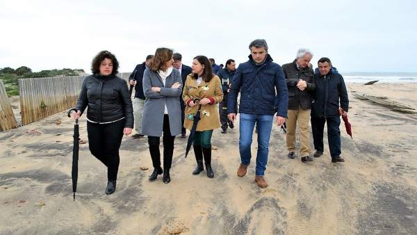 La alcaldesa de San Fernando visita la playa de Camposoto La alcaldesa de San Fernando visita la playa de Camposoto