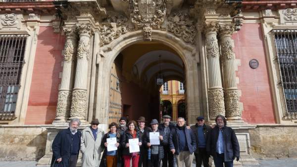 Miembros de la Plataforma en Defensa del Patrimonio ante el Arzobispado Miembros de la Plataforma en Defensa del Patrimonio ante el Arzobispado