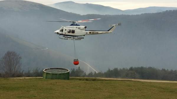 Helicópetero en Bárcena Mayor en extinción de incendios forestales Helicópetero en Bárcena Mayor en extinción de incendios forestales