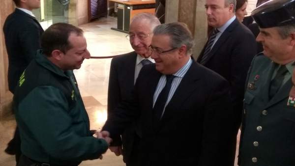 Zoido saluda a uno de los portavoces de la Guardia Civil, David Domínguez Zoido saluda a uno de los portavoces de la Guardia Civil, David Domínguez