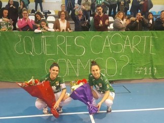 Dos jugadoras de fútbol sala se piden matrimonio