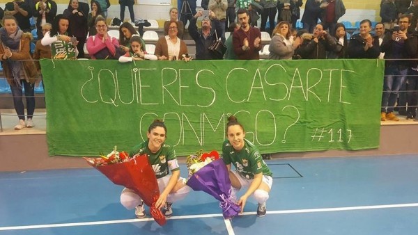 Dos jugadoras de fútbol sala se piden matrimonio Dos jugadoras de fútbol sala se piden matrimonio