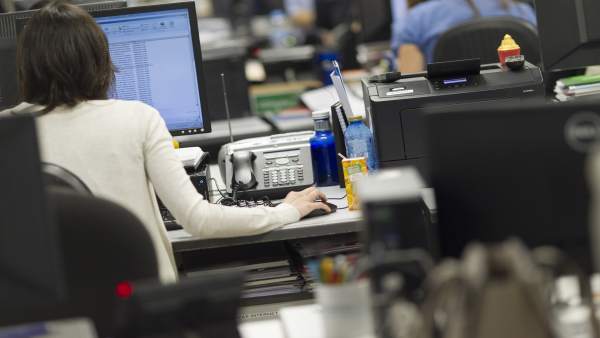 Trabajadora en una oficina Trabajadora en una oficina