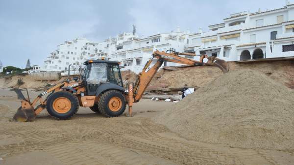 Trabajos en las playas de Punta Umbría por el temporal. Trabajos en las playas de Punta Umbría por el temporal.