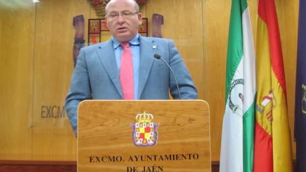 Alcalde de Jaén durante la rueda de prensa Alcalde de Jaén durante la rueda de prensa