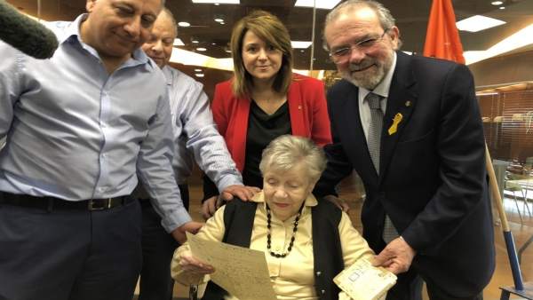Rachel Furstenberg recibe una carta que su hermana le escribió en 1944 Rachel Furstenberg recibe una carta que su hermana le escribió en 1944