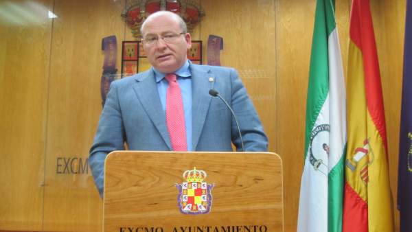 Alcalde De Jaén Durante La Rueda De Prensa Alcalde De Jaén Durante La Rueda De Prensa