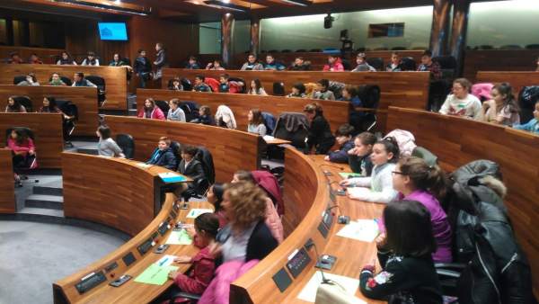 Escolares en el pleno infantil Escolares en el pleno infantil