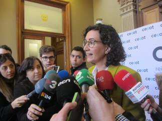 La secretaria general de ERC, Marta Rovira, atendiendo a los medios.