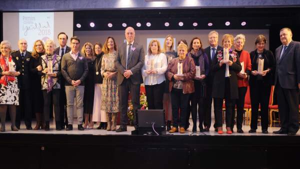 Antonio Ruiz (centro), junto a otras autoridades y premiados, durante el acto Antonio Ruiz (centro), junto a otras autoridades y premiados, durante el acto