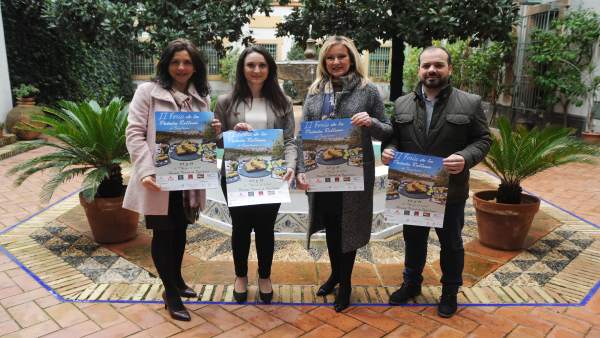 Gómez (segunda por la dcha.) presenta la II Feria de la Patata Rellena Gómez (segunda por la dcha.) presenta la II Feria de la Patata Rellena