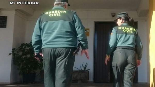 La Guardia Civil accede a una casa para auxiliar a un anciano en Lepe La Guardia Civil accede a una casa para auxiliar a un anciano en Lepe