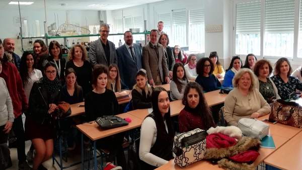 Foto de grupo en el laboratorio Madraza Foto de grupo en el laboratorio Madraza