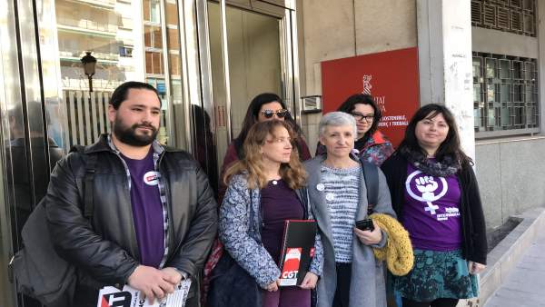 Intersindical, CGT, CNT i COS reivindiquen el paper de la dona amb 24 hores de vaga però diferixen en si ha de ser mixta Intersindical, CGT, CNT i COS reivindiquen el paper de la dona amb 24 hores de vaga però diferixen en si ha de ser mixta