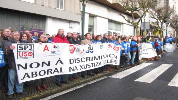 Trabajadores de la justicia protestan ante el Parlamento de Galicia Trabajadores de la justicia protestan ante el Parlamento de Galicia