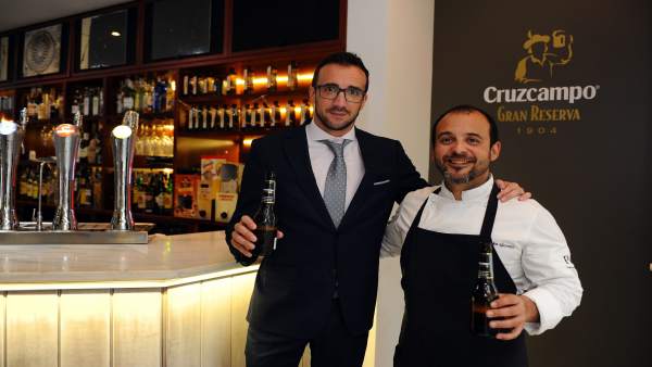El chef y el gerente de Cruzcampo en Córdoba tras el acuerdo El chef y el gerente de Cruzcampo en Córdoba tras el acuerdo
