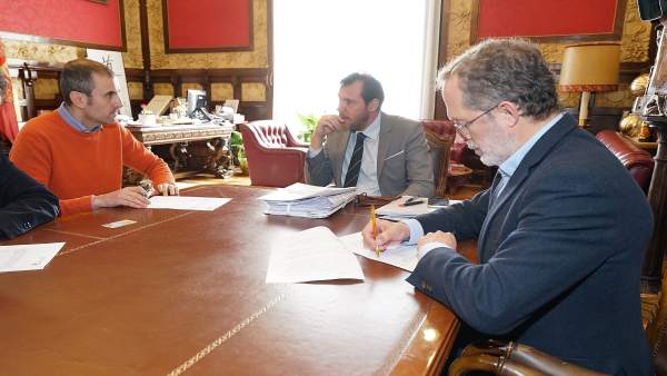 El concejal Manuel Saravia firma el contrato, en presencia de Óscar Puente El concejal Manuel Saravia firma el contrato, en presencia de Óscar Puente
