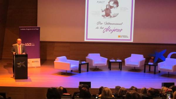 Lambán ha asistido esta tarde al acto central del Día de la Mujer Lambán ha asistido esta tarde al acto central del Día de la Mujer