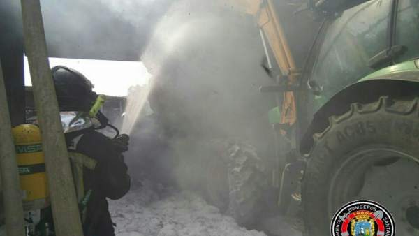 Bomberos de Santander sofocan un fuego en una estabulación de Vioño Bomberos de Santander sofocan un fuego en una estabulación de Vioño