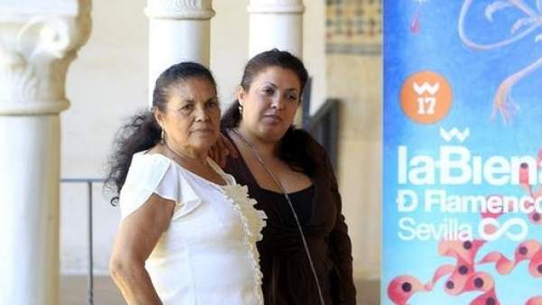 A la izquierda, Antonia 'La Negra' y su hija Angelita Montoya, hermana de Lole Montoya. A la izquierda, Antonia 'La Negra' y su hija Angelita Montoya, hermana de Lole Montoya.
