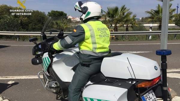 Agente de la Guardia Civil de Tráfico. Agente de la Guardia Civil de Tráfico.