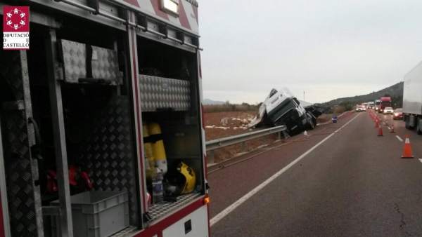Un camió de mercaderies perilloses bolca a l'N340 a Santa Magdalena i vessa la càrrega d'un bidó Un camió de mercaderies perilloses bolca a l'N340 a Santa Magdalena i vessa la càrrega d'un bidó