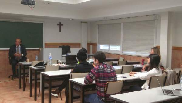 Bichara Khader Imparte Una Clase En La UCAM Bichara Khader Imparte Una Clase En La UCAM