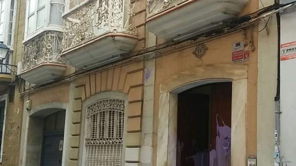 La fachada de la sede del PP de Cádiz con pintadas La fachada de la sede del PP de Cádiz con pintadas