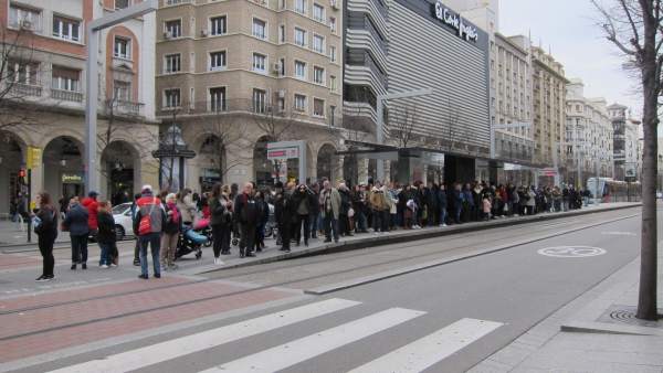 Parada del tranvía de Zaragoza en Independencia en la jornada de huelga del 8M Parada del tranvía de Zaragoza en Independencia en la jornada de huelga del 8M