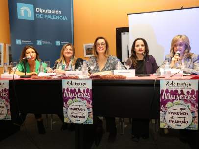Un panel de mujeres, por el 8 de marzo