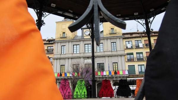 Delantales colgados en la Casa Consistorial de Segovia y otros lugares Delantales colgados en la Casa Consistorial de Segovia y otros lugares