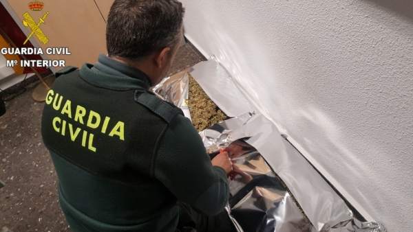 Guardia Civil con la droga intervenida Guardia Civil con la droga intervenida