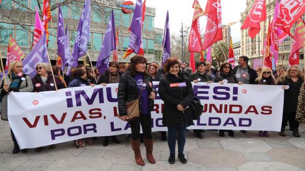 Pura Huerta y Elena Pérez en una concentración del 8M este jueves. Pura Huerta y Elena Pérez en una concentración del 8M este jueves.