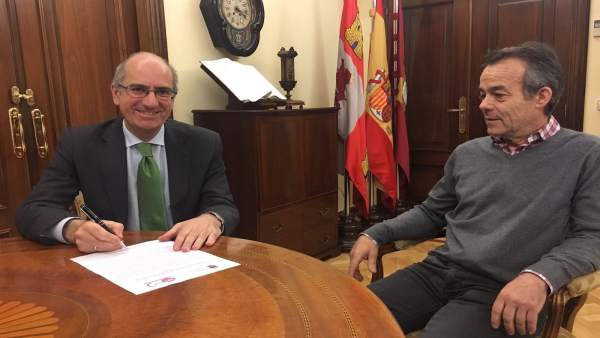 Iglesias (I) con el representante de UGT (D) Iglesias (I) con el representante de UGT (D)