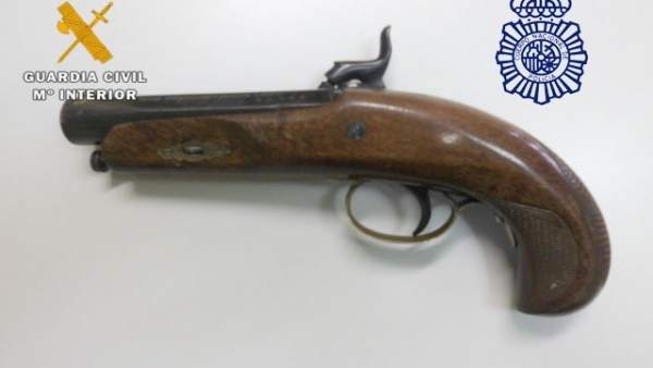 Pistola ocupada al detenido. Pistola ocupada al detenido.