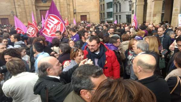 Adrián Barbón entre la multitud. Adrián Barbón entre la multitud.