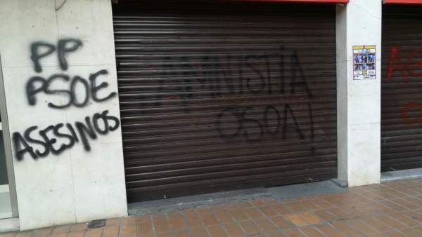 Pintadas en una sede del PSE Pintadas en una sede del PSE