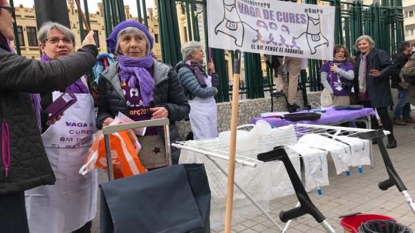 Un centenar de dones porten graneres i davantals al centre de València per a escenificar el seu "treball invisible" Un centenar de dones porten graneres i davantals al centre de València per a escenificar el seu "treball invisible"