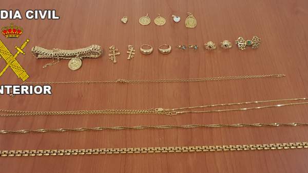 Joyas recuperadas por la Guardia Civil tras su sustracción en una casa de Huelma Joyas recuperadas por la Guardia Civil tras su sustracción en una casa de Huelma