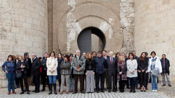Concentración por la igualdad real en La Aljafería. Concentración por la igualdad real en La Aljafería.