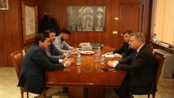 El subdelegado (dcha.) con los empresarios El subdelegado (dcha.) con los empresarios