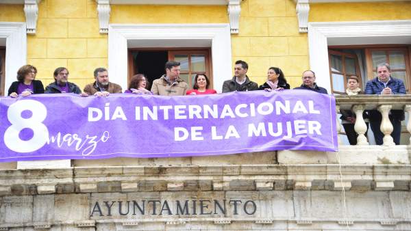 Pancarta del 8M en el Ayuntamiento de Teruel Pancarta del 8M en el Ayuntamiento de Teruel