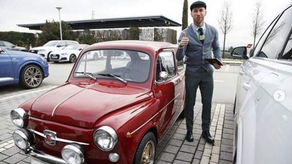 Sergio Ramos posa con el Seat 600 que le ha regalado su hermano. Sergio Ramos posa con el Seat 600 que le ha regalado su hermano.