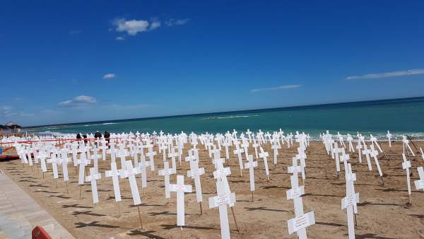 Una platja de Vinaròs es converteix en un simulat cementeri per les 739 víctimes de violència de gènere des de 2007 Una platja de Vinaròs es converteix en un simulat cementeri per les 739 víctimes de violència de gènere des de 2007
