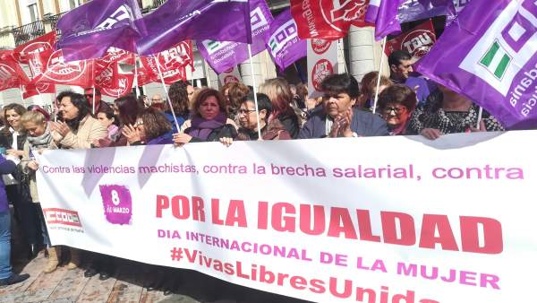 Acto por el 8M en las puertas del Ayuntamiento de Huelva. Acto por el 8M en las puertas del Ayuntamiento de Huelva.