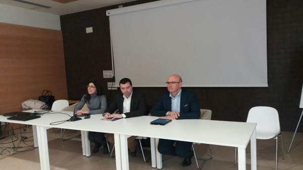 Carmona (dcha.) inaugura la Lanzadera de Empleo de Priego de Córdoba Carmona (dcha.) inaugura la Lanzadera de Empleo de Priego de Córdoba