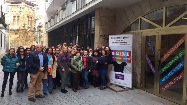 Luna (centro) asiste a una de las actividades organizadas Luna (centro) asiste a una de las actividades organizadas