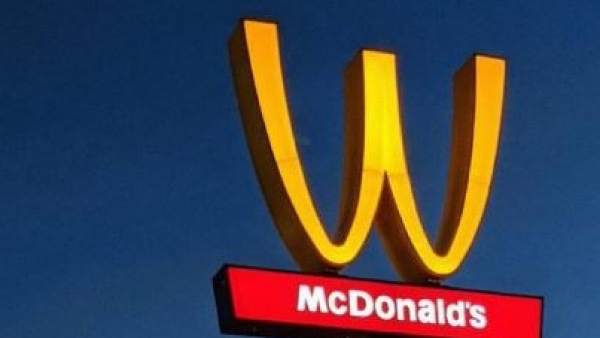 El logo de McDonald's, del revés El logo de McDonald's, del revés
