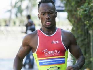 El triatleta sudráficano Mhlengi Gwala, asaltado.