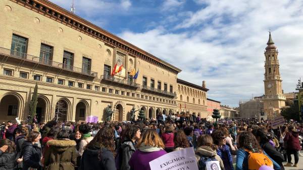 Concentración estudiantil del 8M ante el Ayuntamiento de Zaragoza Concentración estudiantil del 8M ante el Ayuntamiento de Zaragoza